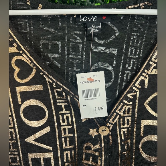 Graphic Button Crop Top - Picture 3 of 3